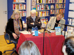 KLAUS DETLEF OLOF i Zoran Ferić podijelili su književnu večer u Sveučilišnoj knjižari u Leipzigu s Borom Ćosićem (u sredini), još jednim hrvatskim piscem koji se predstavio na Sajmu knjiga
