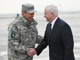 David Petraus i Robert Gates (Reuters)