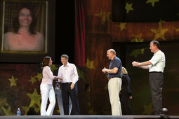BILL GATES, osnivač Microsofta, osobno je uručio Vanesi Schütz 2004. nagradu za implementaciju novog poslovnog pristupa