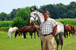GAZDA ZLATKO I NJEGOV PASTUH Zlatko Navojec na svom imanju s jednim od najkvalitetnijih sportskih konja u Hrvatskoj, pastuhom pasmine holstein Quidom