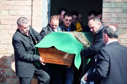 Na pogrebu likvidiranog poduzetnika albanskog podrijetla Lulzima Krasniqija u njegovom rodnom selu na Kosovu okupilo se 10 tisuća ljudi