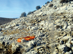 TONU I POL TEŠKU 'krušku' s vodom helikopter je vatrogascima ostavio na susjednom brdu