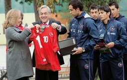 Čileanski predsjednik sa suprugom Cecilijom Morel i čileanskom nogometnom
reprezentacijom