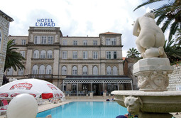 Dubrovački hotel Lapad do 1941. godine pripadao je Srpskoj banci; Mihailo Šaškijević, šef udruge dioničara Srpske banke u Chicagu, rodio se u Dubrovniku i kaže da taj hotel pripada njegovoj obitelji