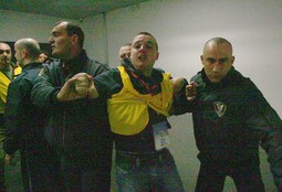 Dalibora Urukalovića, fotoreportera 24sata, zaštitari odvode u hodnik za suce i delegate; FOTO: 24sata
