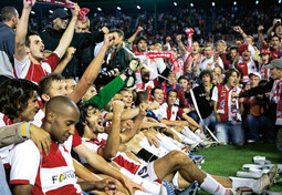 Igrači nogometnog kluba Slavija iz Praga slave pobjedu nad Ajaxom od 2:1 u uzvratnom susretu odigranom u Češkoj; u prvoj utakmici u Amsterdamu Slavija je također pobijedila Ajax rezultatom 1:0