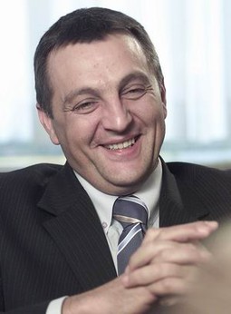 Vlada premijera Živkovića do kraja godine najavila je privatizaciju dijela vrijednog telekomunikacijskog i bankarskog sektora te prehrambene industrije i infrastrukturnih objekata