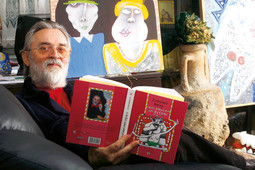 MAJSTOR NONSENSA Zvonimir Balog uz svoje slike i s najnovijom knjigom u kojoj su sabrani njegovi njegovi dramski tekstovi za djecu