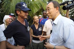 Humanitarac Glavni tajnik Ujedinjenih
naroda Ban Ki-Moon na Haitiju je posjetio Seana Penna,
osnivača fundacije J/P HRO (Jenkins-Penn Haitian Relief Organization) i članicu te fundacije, glumicu Mariu Bello