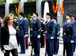 SMOTRA PRED TRUDNICOM Španjolski konzervativci smatraju da je smotra počasne postrojbe pred trudnom ministricom obrane Carme Chacón bila uvreda za vojsku
