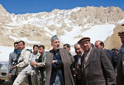 HAMID KARZAI, donedavni ljubimac Amerikanaca na čelu
Afganistana (u sredini, s kapom od šišanog krzna), počeo je biti
smetnja njihovoj politici