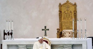 NA UDARU JAVNOSTI
Papa Benedikt XVI. ovih se dana sve žešće proziva u medijima zbog
niza novootkrivenih slučajeva u kojima je Crkva zaštitila
silovatelje i zlostavljače
djece pod mantijom pa im čak omogućila da se premjeste na nove dužnosti na kojima su opet bili u dodiru s djecom