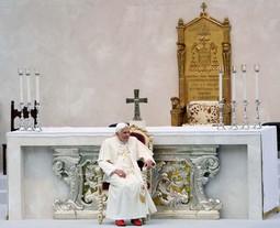 NA UDARU JAVNOSTI
Papa Benedikt XVI. ovih se dana sve žešće proziva u medijima zbog
niza novootkrivenih slučajeva u kojima je Crkva zaštitila
silovatelje i zlostavljače
djece pod mantijom pa im čak omogućila da se premjeste na nove dužnosti na kojima su opet bili u dodiru s djecom