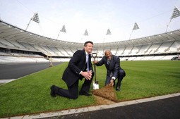 Sebastian Coe, šef Organizacijskog
odbora, i Frank Fredericks, predsjednik
Olimpijskog provedbenog vijeća, na
Olimpijskom stadionu u Londonu