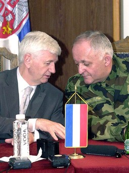 Crnogorski premijer Milo Đukanović ocijenio je da vlada Srbije u svom nastojanju da smijeni Davinića zapravo želi u cijelosti nadzirati institucije SiCG. 'Radi se o političkom licemjerstvu koje nema šansu za uspjeh'