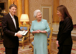 U BUCKINGHAMSKOJ PALAČI Bill i Melinda Gates s britanskom kraljicom Elizabetom II. koja mu je dodijelila titulu viteza Britanskog Carstva