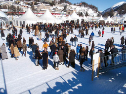 OKO DVADESET TISUĆA LJUDI boravilo je u St.
Moritzu proteklog vikenda kako bi prisustvovali tradicionalnom polo turniru koji se održava na zaleđenom jezeru