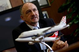 TONČI PEOVIĆ, šef zagrebačke zračne luke, u protekle dvije
godine sklopio je više ugovora s niskotarifnim
aviokompanijama na
linijama koje inače
drži Croatia Airlines