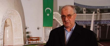 ŠEVKO OMERBAŠIĆ u
Hrvatskoj živi od
1975., snimljen je u zagrebačkoj
džamiji, koja je i izgrađena zahvaljujući
njegovu angažmanu