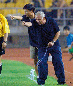 Zvonko Zubak je nakon brojnih pokušaja uspio dovesti za trenera Croatije iz Sesveta Ljupka Petrovića koji je 1991. godine s Crvenom zvezdom osvojio Kup prvaka