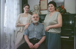 MONIKA LESKOVAR s roditeljima u Zagrebu - ocem trubačem i majkom
medicinskom sestrom