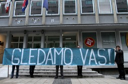 Građanska akcija upozorila je novu vlast ispred zgrade SDP-a