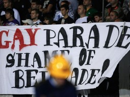 NAVIJAČI PARTIZANA s transparentom protiv gay
pridea na utakmici protiv Toulousea u Beogradu