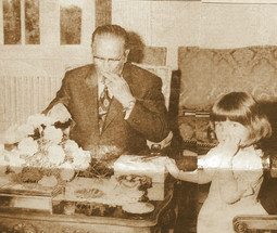 KAO TROGODIŠNJA DJEVOJČICA Saša Broz  se prvi put pojavila u medijima; fotografija iz 1972. na kojoj kopa nos prva je snimljena s Titom