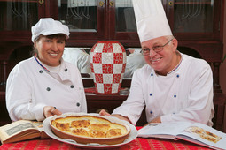 Kuharica Lucija Maslač i šef kuhinje Marijan Hornung iz zagrebačkog restorana Okrugljak, koji njeguje tradicionalnu hrvatsku kuhinju, sa zapečenim štruklima, autentičnim hrvatskim jelom