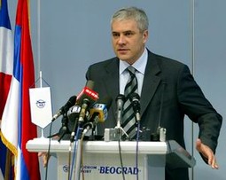 Tadić je u intervjuu RTV-u Srbije u gledanom terminu dodao da je "odustajanje od tužbi neophodno želi li se postići nova politička, investicijska i sigurnosna klima u regiji".