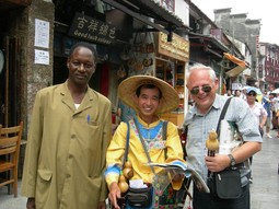 PREDSJEDNIK Regije I - Afrika Mamadou L. Bach iz
Gvineje i Ivan Čačić s uličnim prodavačem u Kini 2007.