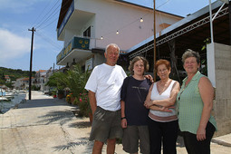 Obitelj Meštrović sa sinom Mikulom, posljednjim djetetom na otoku