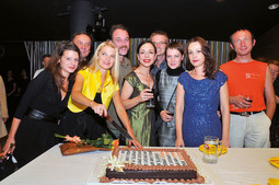 ANICA TOMIĆ, redateljica, i Jelena Kovačević s glumcima nakon premijere