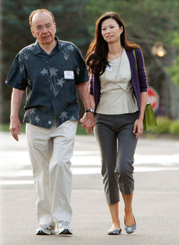 Rupert Murdoch obavio je operaciju preuzimanja Dow Jonesa za manje od tri mjeseca; na slici s 40 godina mlađom suprugom Wendy Murdoch