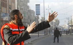 Palestinski radnik nakon jednog od izraelskog napada u Gazi Foto: Reuters