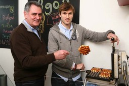 MARIĆ S YVESOM
D'HOEDTOM, Belgijancem čija tvornica So Good prodaje specifično tijesto za vafle koje sadrži komade šećera kakvih nema u Hrvatskoj i koji se tijekom
pečenja karameliziraju, što daje
specifičan okus vaflima