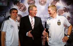 NJEMAČKI IGRAČI
Philipp Lahm i Bastian
Schweinsteiger s njemačkim predsjednikom
Christianom Wulffom; obojica igraju u Bayernu
iz Münchena i kao
mladi igrači bili su pod velikim van Gaalovim
utjecajem