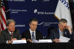 Šef Nadzornog odbora Euronexta Jan-Michiel Hessels, financijski direktor NYSE Michael Geltzeiler i izvršni direktor NYSE Duncan Niederauer (Reuters)