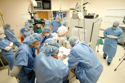 OPERACIJSKA DVORANA u kojoj se tim dr. Rezaija priprema za kirurški zahvat ugrađivanja elektroda u mozak