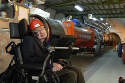 Britanski astrofizičar
Stephen Hawking kladio
se u 100 dolara da u
CERN-u neće pronaći
Higgsovu česticu