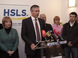 ĐURĐA ADLEŠIČ s predsjednikom HSLS-a Darinkom Kosorom i članom stranke Hrvojem Vojkovićem