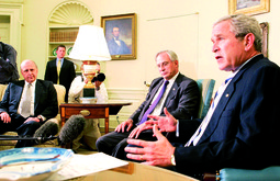 Iako je predsjednik George W. Bush prošlog tjedna hvalio direktora CIA-e na odlasku Portera Gossa (u sredini) očito je da je središnje mjesto u američkoj obavještajnoj zajednici odavno preuzeo John Negroponte (lijevo)