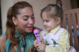 Mala Gabi na dječjem mikrofonu pjeva pjesmu Lova