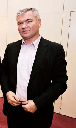 JOSIP MAJHER je 90-postotni vlasnik
zagrebačkog Radija Plavi 9 i 100-postotni vlasnik krapinskog Radija 49, a direktor Radio Cibone je
njegov brat Drago