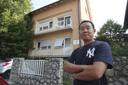 JAPANAC MOTOMICHI
OUCHI 2005. s prijateljem Tsutomuom Takasukaom kupio je kuću u Babukićevoj ulici u Zagrebu i otvorio hostel
Buzz Backpackers