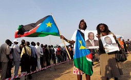 GLASAČI NA
REFERENDUMU
Djevojke poziraju sa zastavom
nove države i portretima bivšeg
predsjednika Garanga i aktualnog
predsjednika Kiira