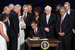 Barack Obama potpisuje zakon (Foto: Reuters)