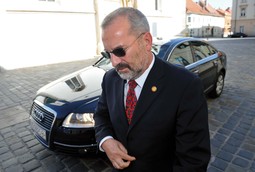 Mladen Bajić ispred zgrade Vlade