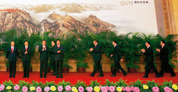 STARI ČLANOVI POLITBIROA izišli su prvi na binu: premijer Wen Jiabao, predsjednik Hu Jintao, predsjednik parlamenta Wu Bangguo, šef partijske propagande Li Changchun i Jia Qinglin; zatim je izašao Xi Jinping (2), a nakon njega Li Keqiang, He Guoqiang i Zhou Yongkang; na taj je način pokazano da će 2012. predsjednik postati Jinping, a na mjesto premijera doći će Keqiang