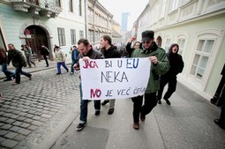 Jasne poruke prosvjednika 
Na demonstracijama je bilo i više antieuropskih transparenata, a takve poruke kulminirale su spaljivanjem zastave Europske unije 